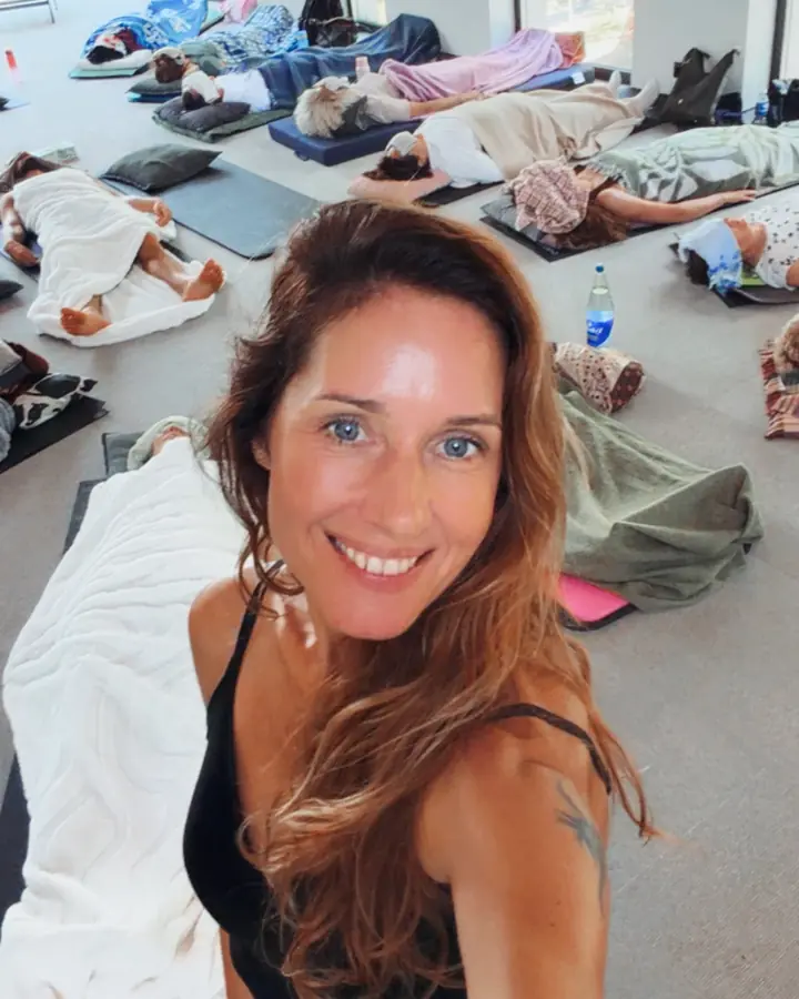 Violeta in una sala durante una sessione